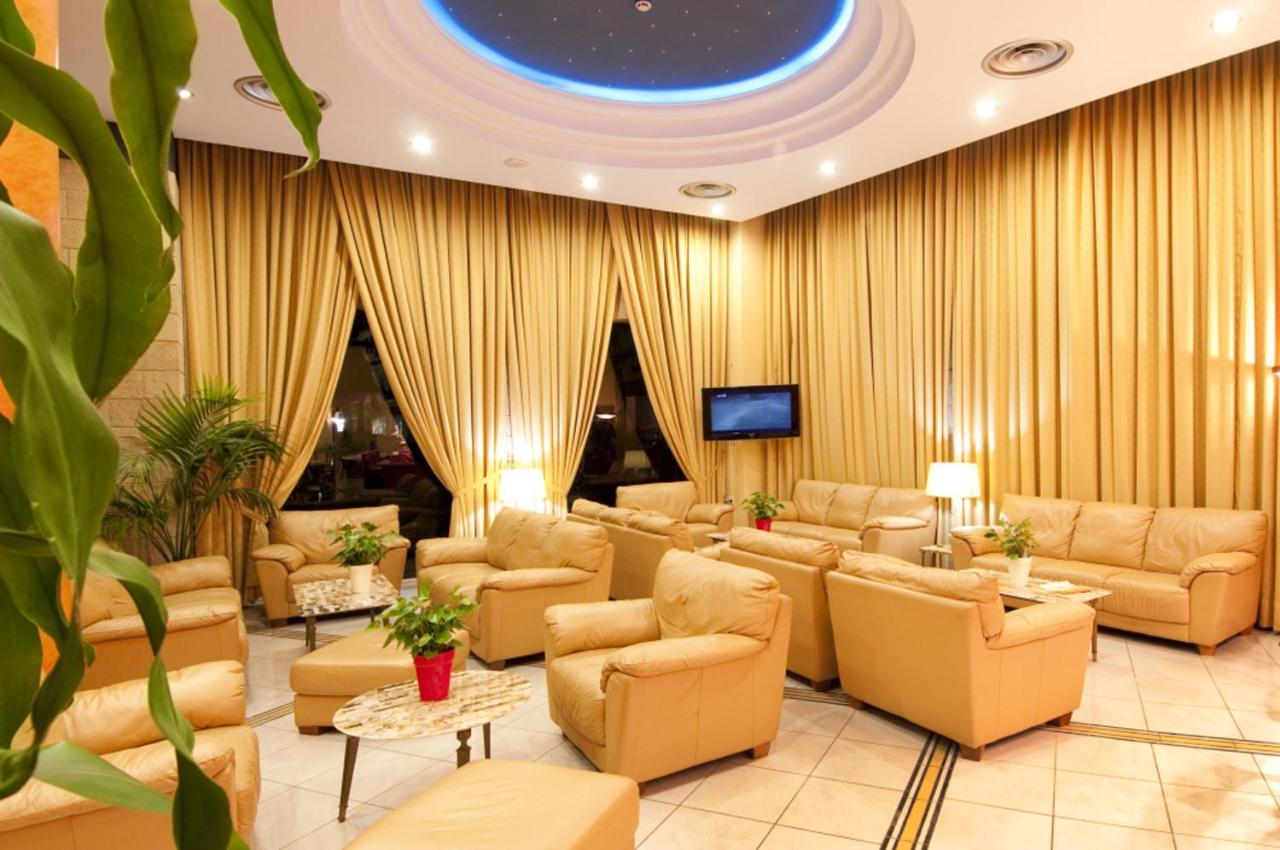 een grote wachtkamer met banken en stoelen bij Alexandra Hotel&Apartments in Kos-stad