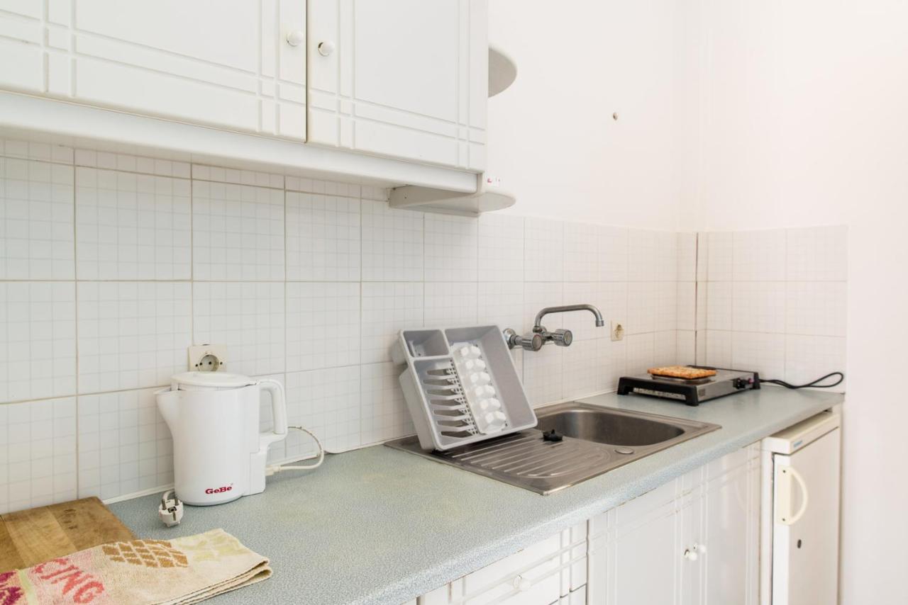 een keukenblad met een spoelbak en een broodrooster bij Kontessa Apartments in Kefalos