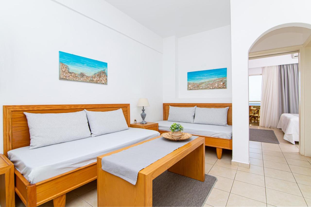 een kamer met twee bedden en een tafel bij Villa Mare Monte ApartHotel in Malia +281 foto's