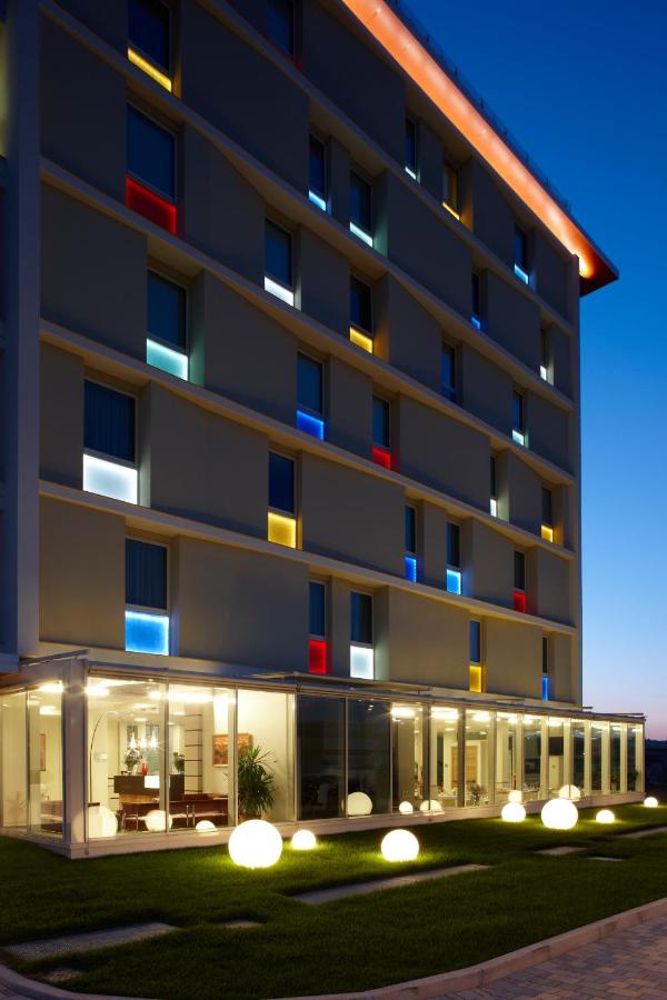 een gebouw met veel ramen en lichtinval bij Breaking Business Hotel in Mosciano SantʼAngelo