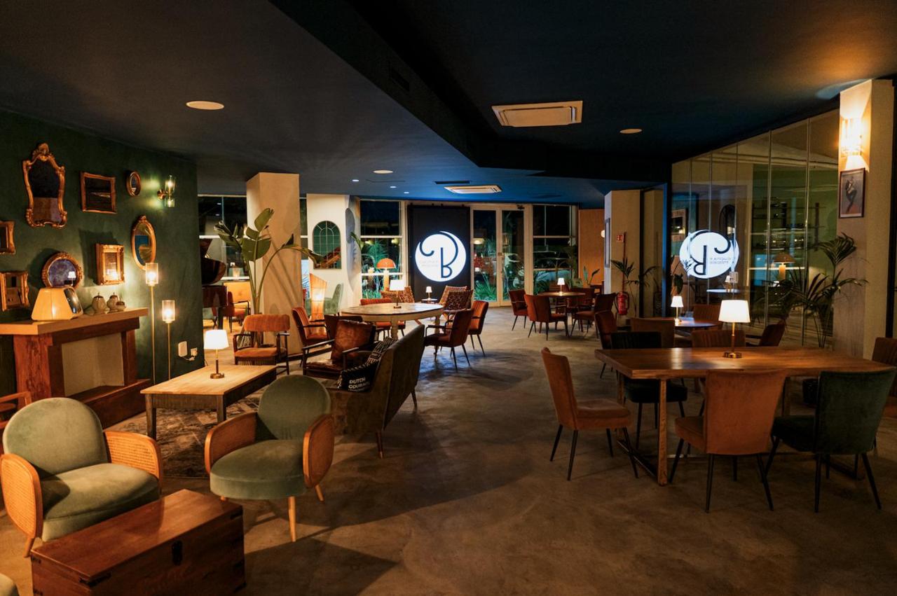 een restaurant met tafels en stoelen in een ruimte bij Lungotevere Suite in Rome