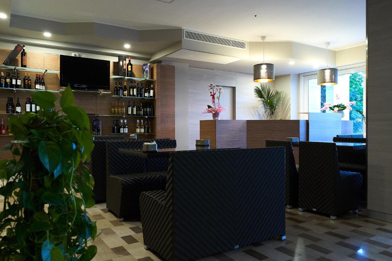 een restaurant met stoelen en een bar met een tv. bij La casa del pellegrino in Manoppello