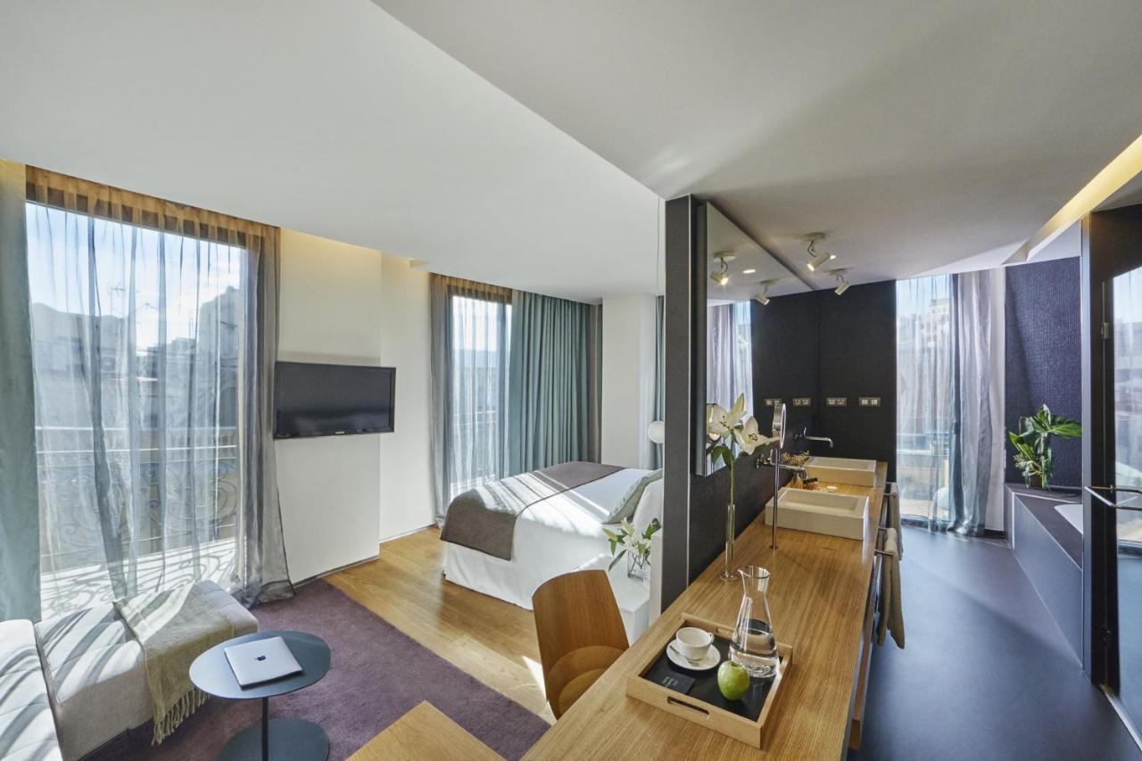 een hotelkamer met een bed en een eettafel bij Ohla Barcelona in Barcelona
