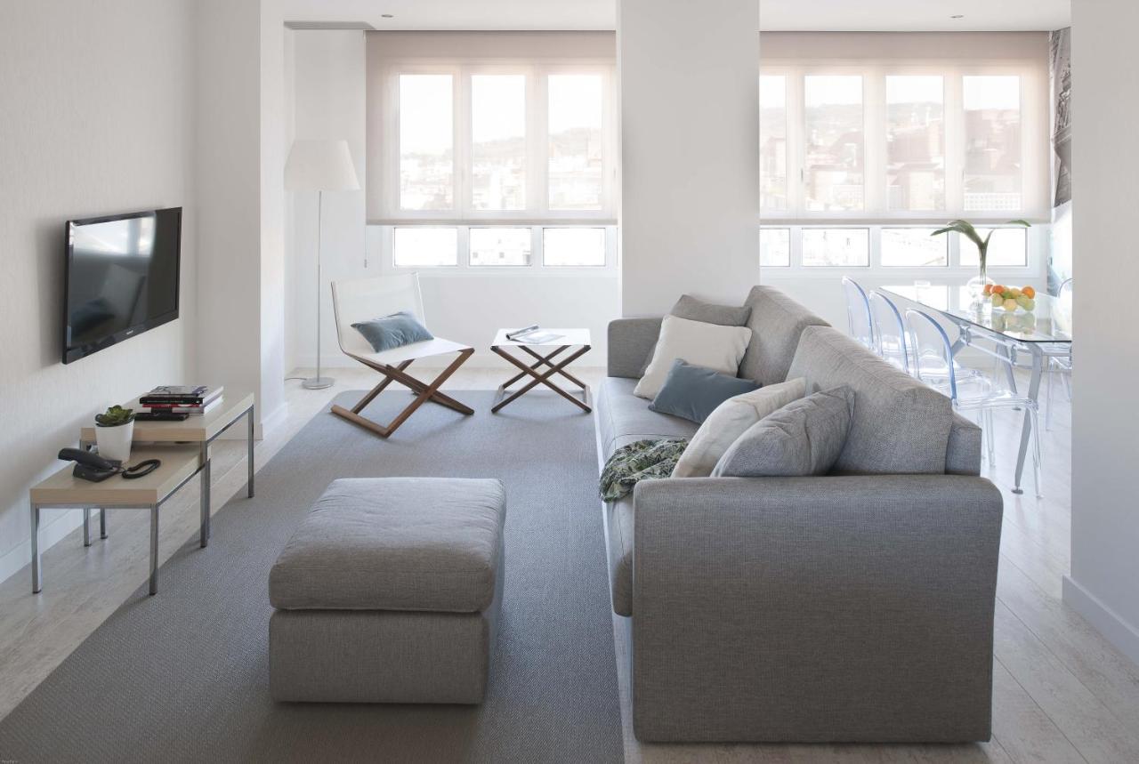 een woonkamer met een bank en een stoel bij Eric Vökel Boutique Apartments - Gran Vía Suites in Barcelona