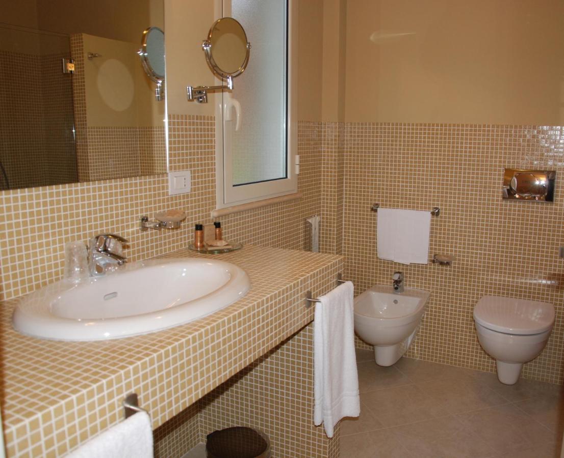 een badkamer met een wastafel en een toilet bij Alcantara Resort, Charming & Relaxing Hotel , Adults Only 16 plus in Gag