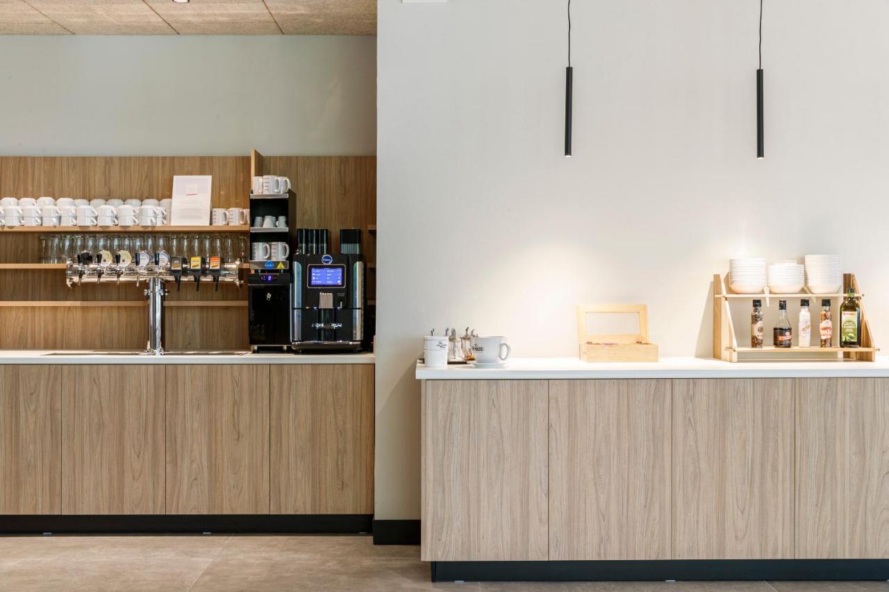 een toonbank in een ruimte met een koffiebar bij Arco Smart Hotel in Arco
