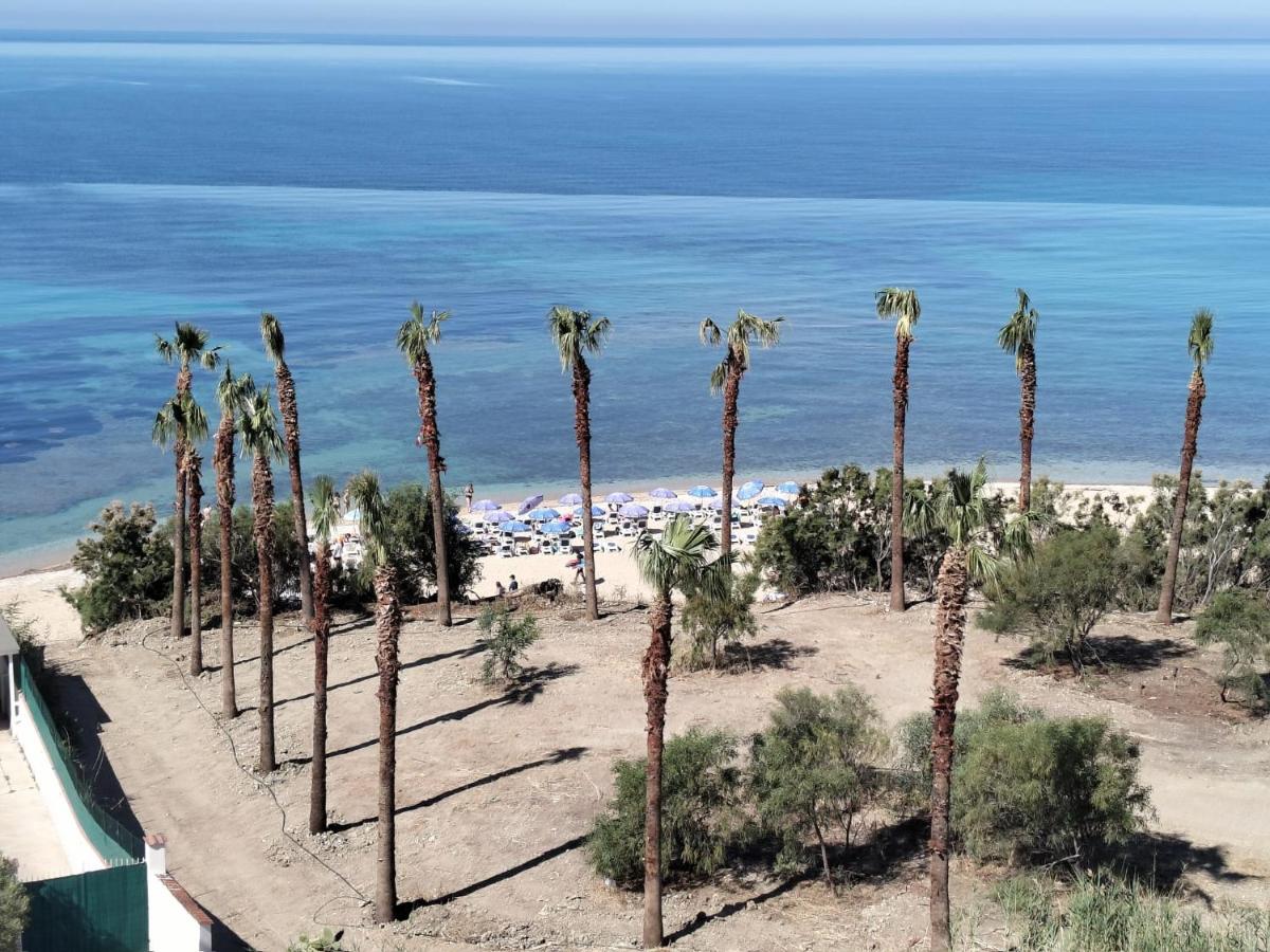 een groep palmbomen op het strand bij Costa Makauda Residence in Sciacca