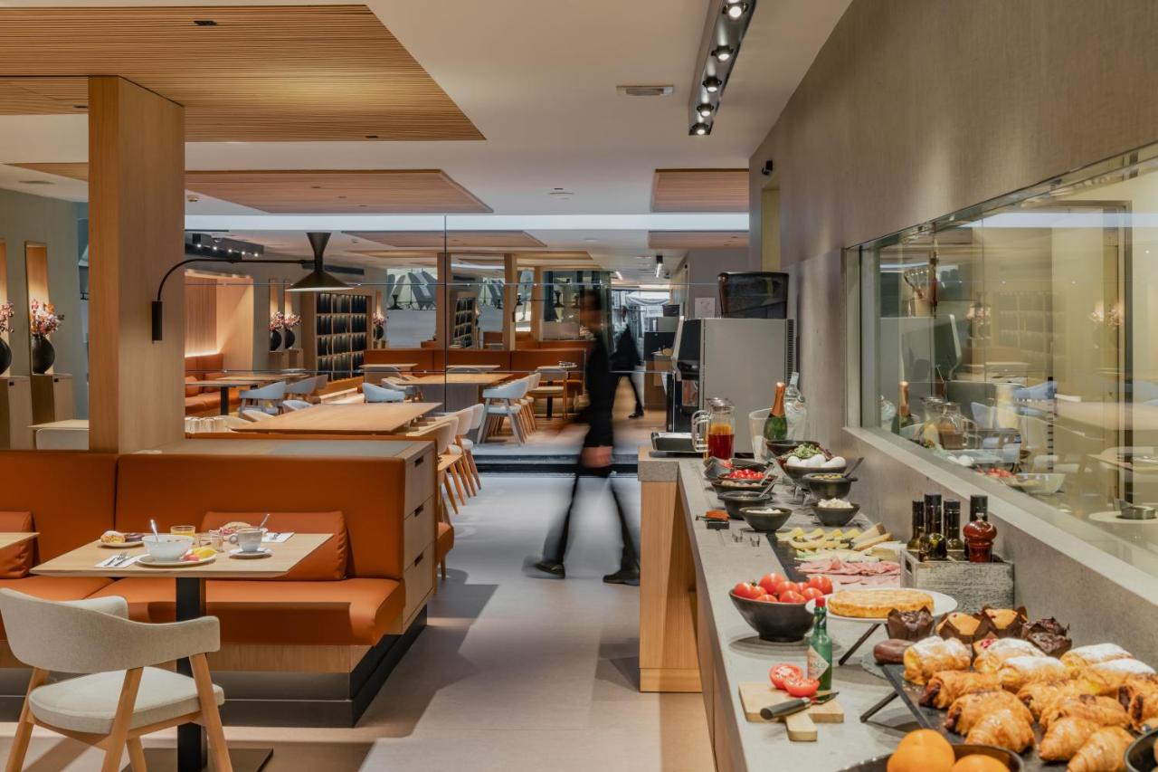 een restaurant met een buffet met eten bij Hotel Arconte, Adults Only in Barcelona