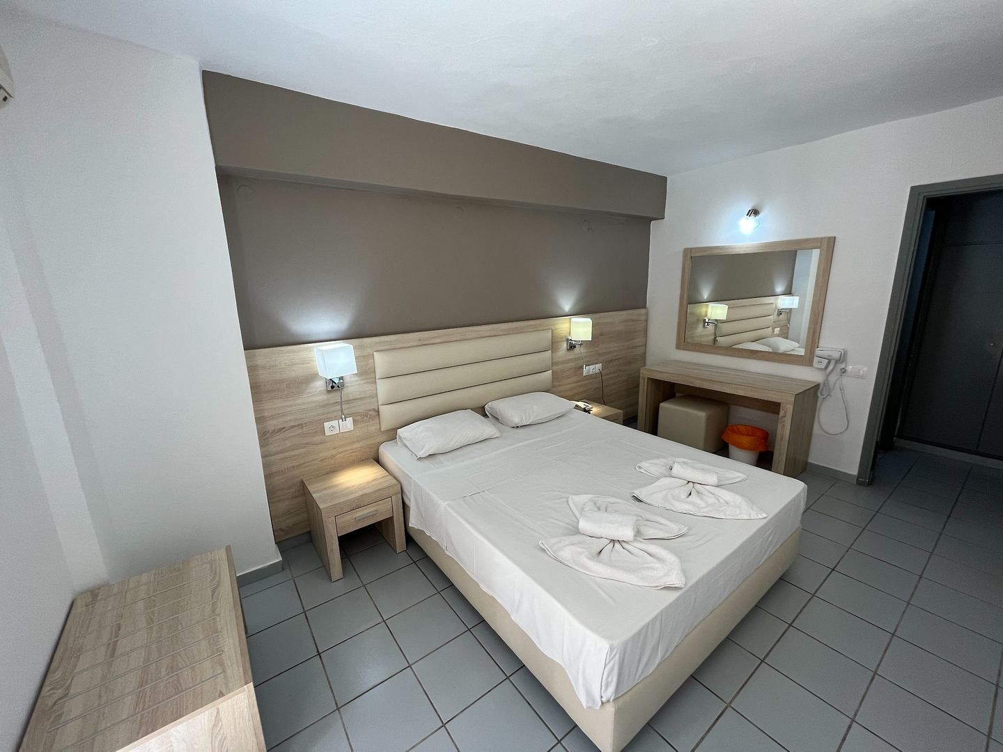 Acropolis Apartments image 1