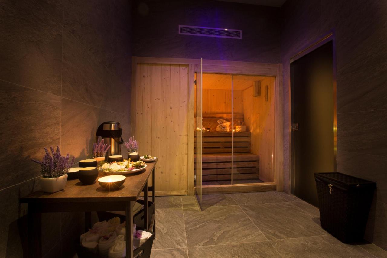 een kamer met een tafel waarop eten staat bij Hotel Crawford in Sant'Agnello