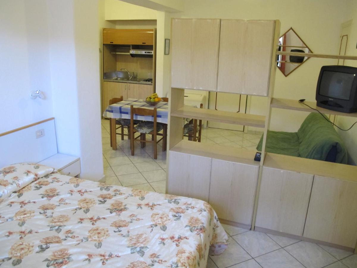 een slaapkamer met een bed en een tv in een kamer bij Aparthotel Villa Marinù in Forio d'Ischia