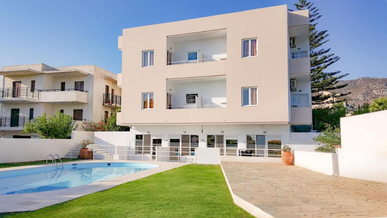 een appartementencomplex met een zwembad ervoor bij Mastorakis Hotel and Studios in Chersonissos