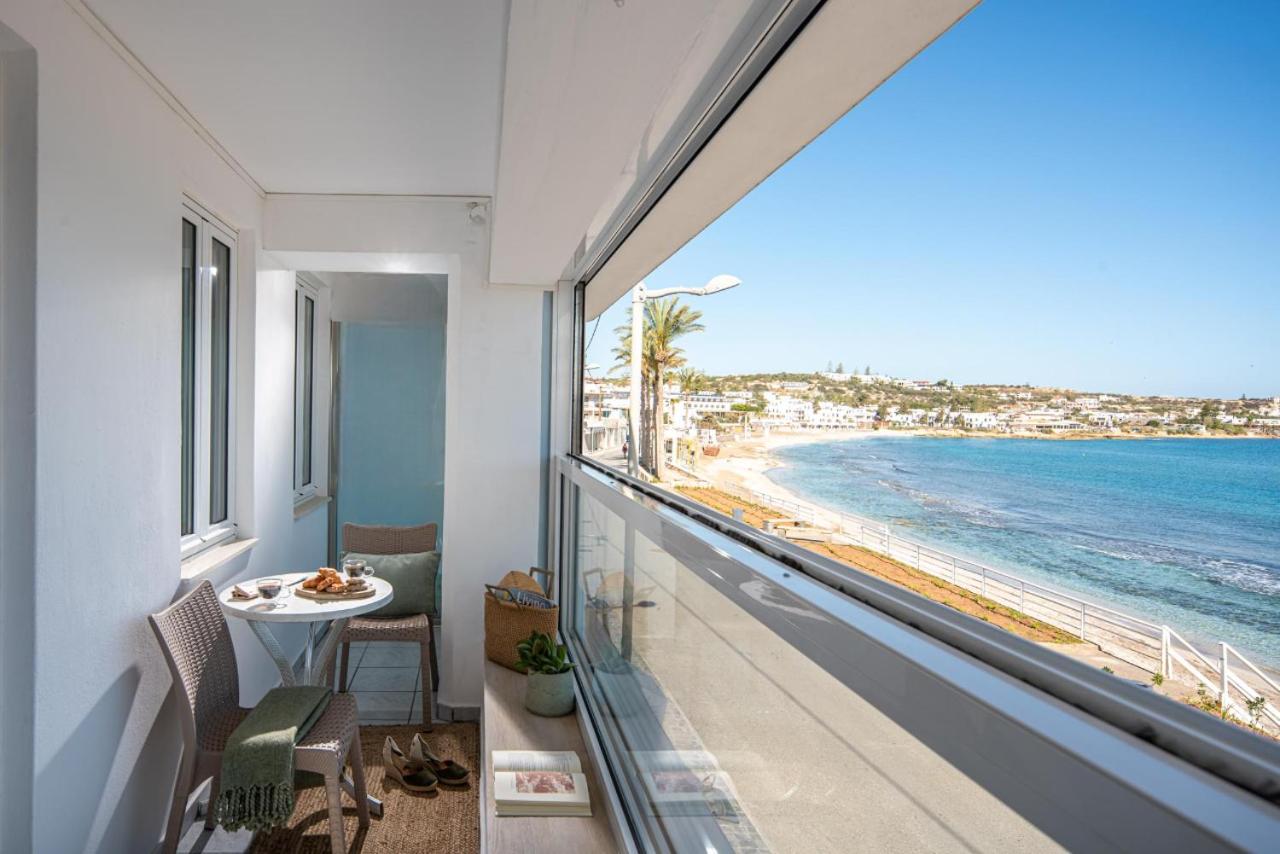 een hotelkamer met uitzicht op het strand bij Villa Sonia in Chersonissos