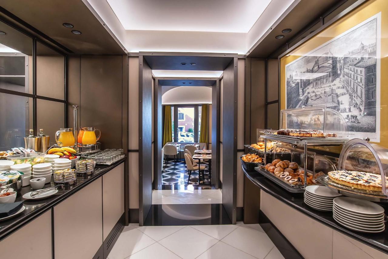 een buffetlijn met veel verschillende soorten eten bij Hotel Lunetta in Rome