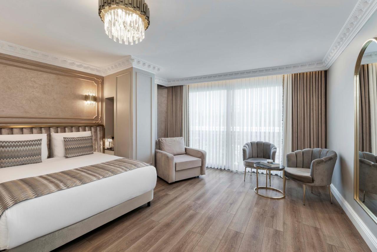 een slaapkamer met een bed, een bureau en stoelen bij Golden Horn Bosphorus Hotel in Istanbul