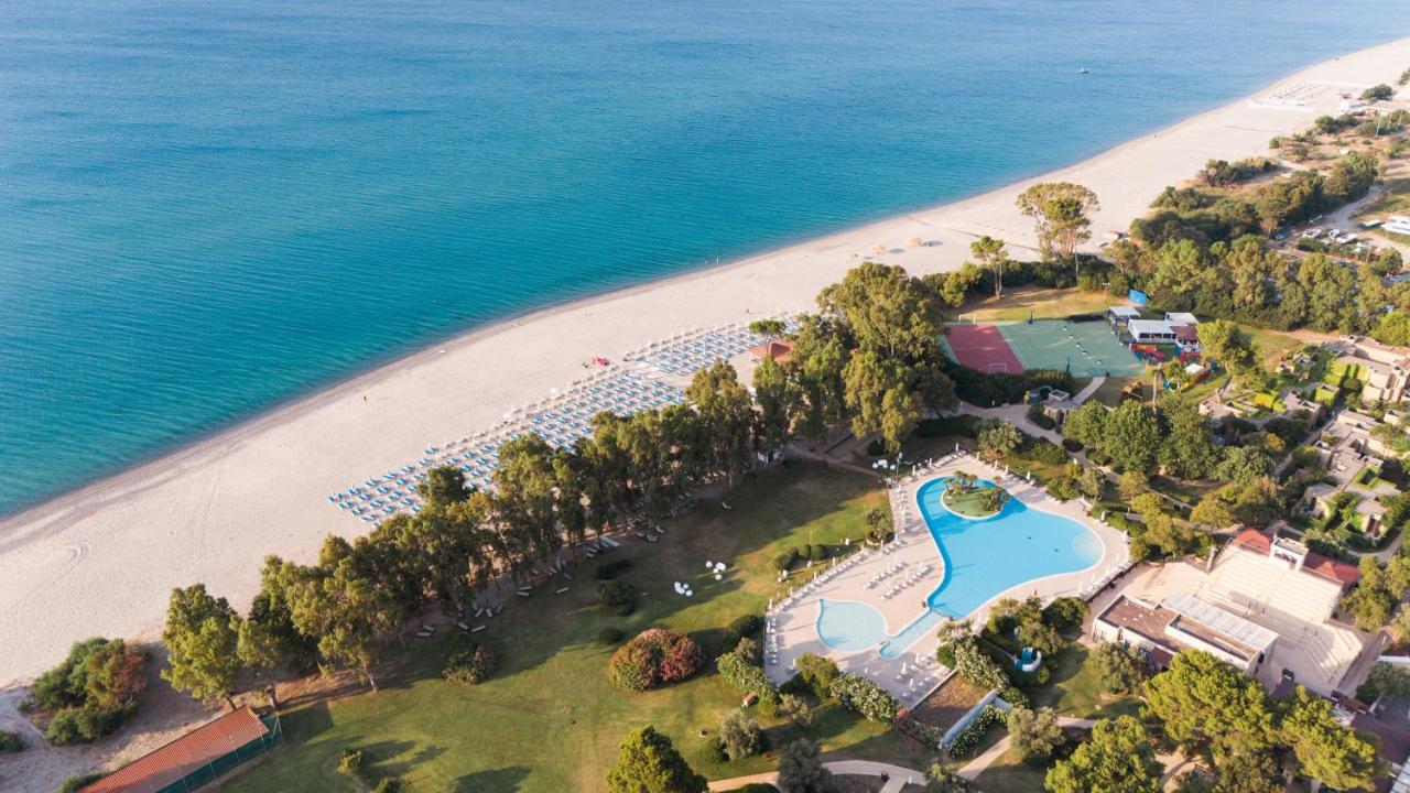 een luchtfoto van een strand en een resort bij VOI Floriana Resort in Simeri Mare