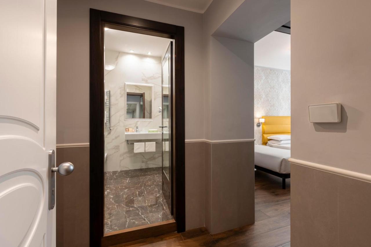 een badkamer met een douche en een wastafel in een kamer bij Hotel Virgilio in Rome