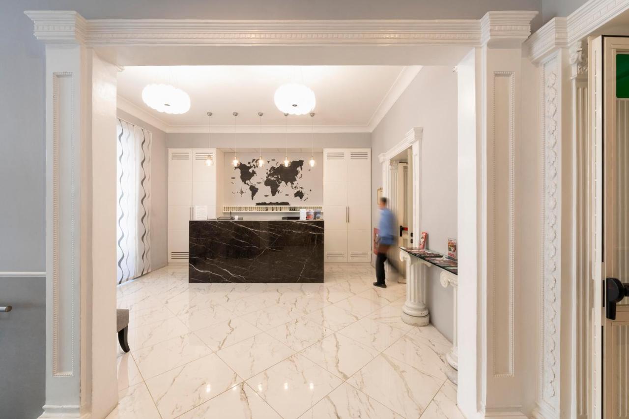 een man die door een gang in een gebouw loopt bij Hotel Virgilio in Rome