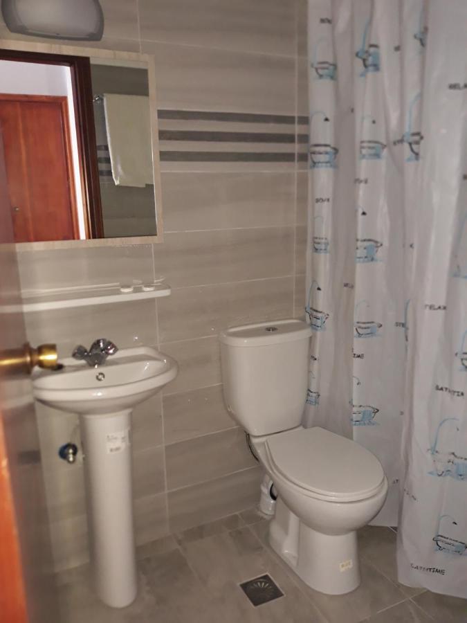 een badkamer met een toilet en een wastafel bij Andavis Hotel in Kardamaina