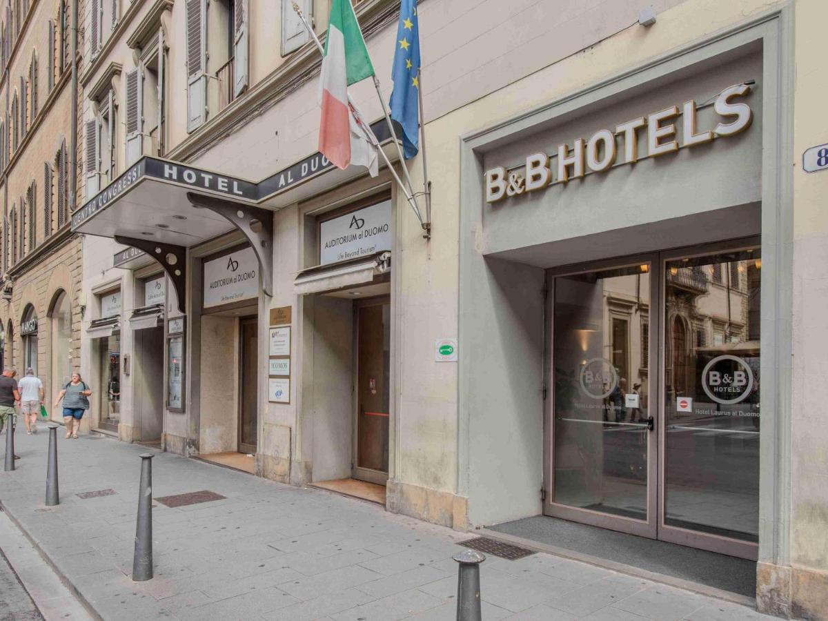 een rij winkelpanden in een stadsstraat bij B&B Hotel Firenze Laurus Al Duomo in Florence