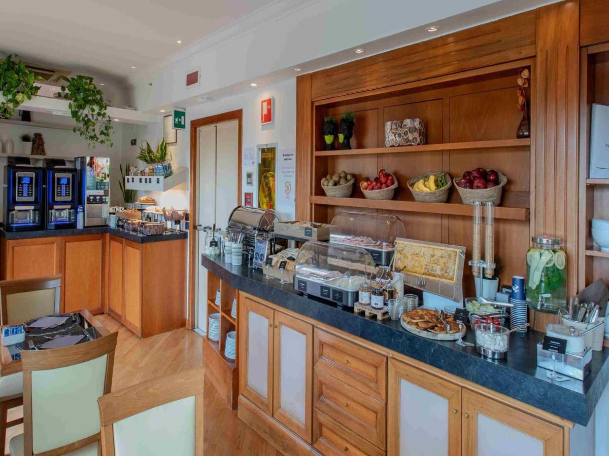 een keuken met een aanrecht waarop eten staat bij B&B Hotel Firenze Laurus Al Duomo in Florence