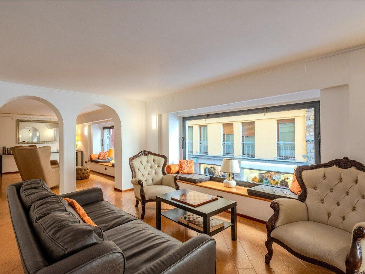 een woonkamer met een bank en een groot raam bij B&B Hotel Firenze Pitti Palace al Ponte Vecchio in Florence