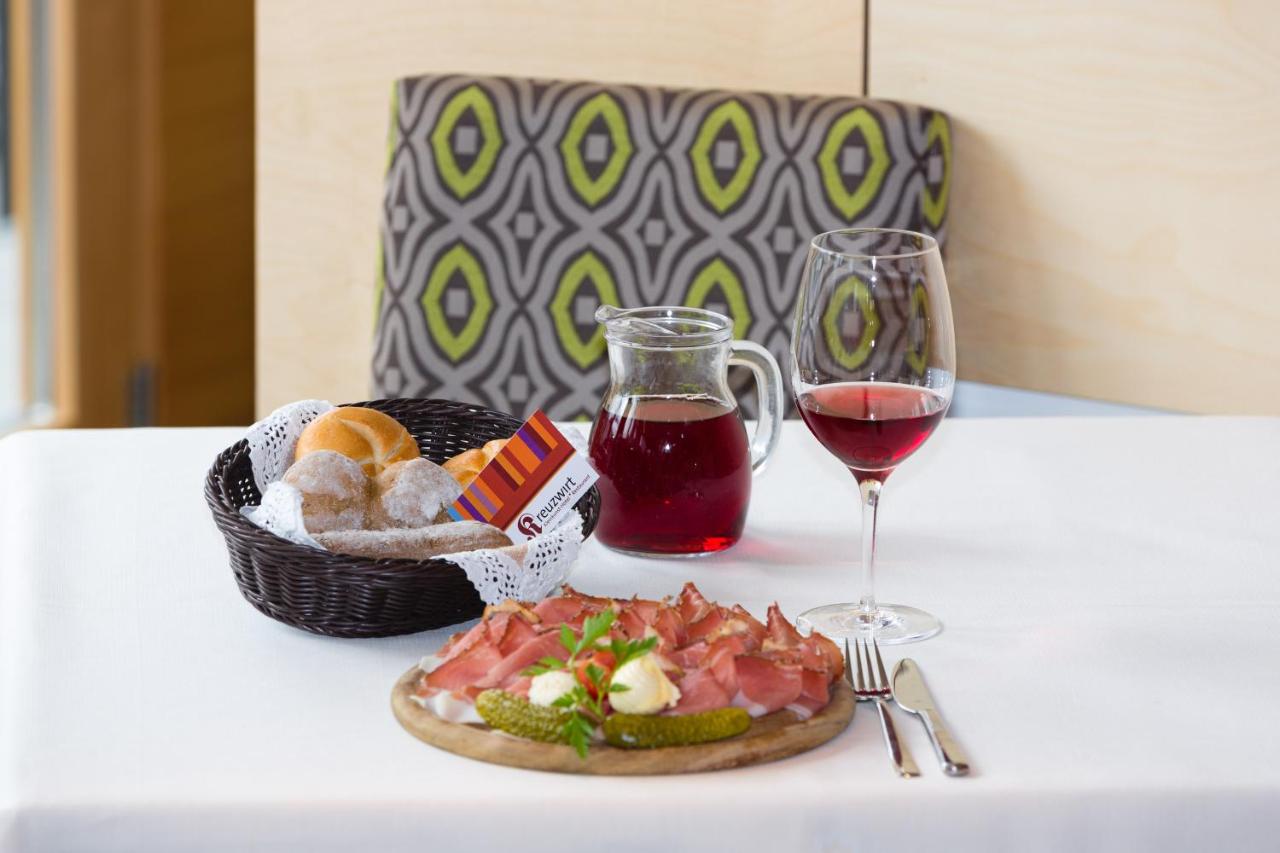 een tafel met een bord eten en een glas wijn bij Kleinkunsthotel in Naturno