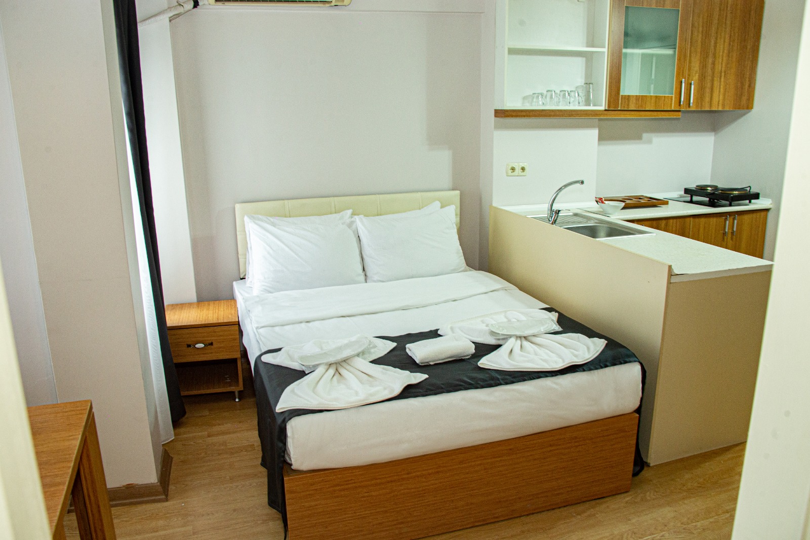Three Apples Suites and Hotel image 1