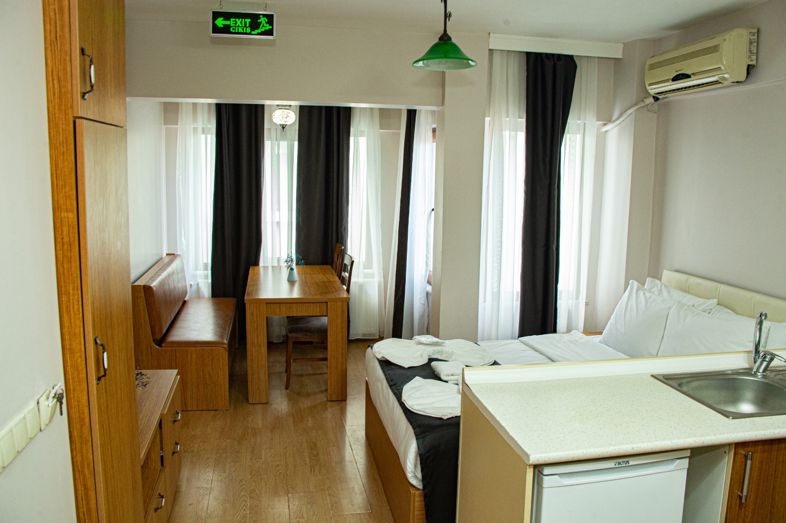 Three Apples Suites and Hotel image 2