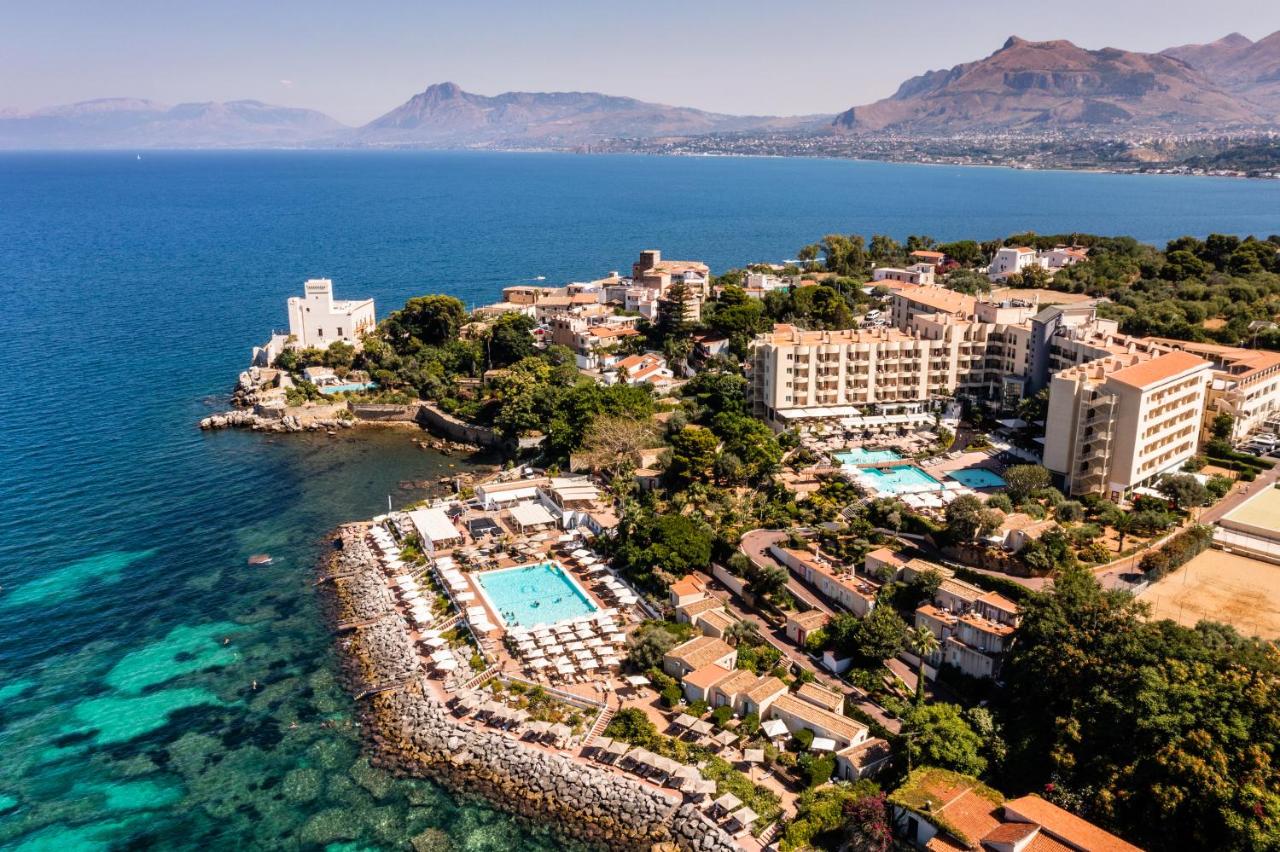 een luchtfoto van een resort op het water bij Domina Zagarella Sicily in Santa Flavia