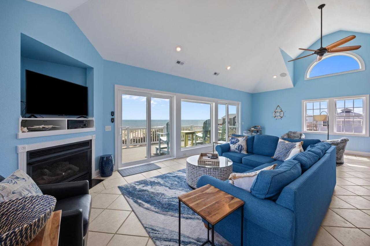 een woonkamer met blauwe muren en een tv bij 5849 - Mari-Time in Nags Head