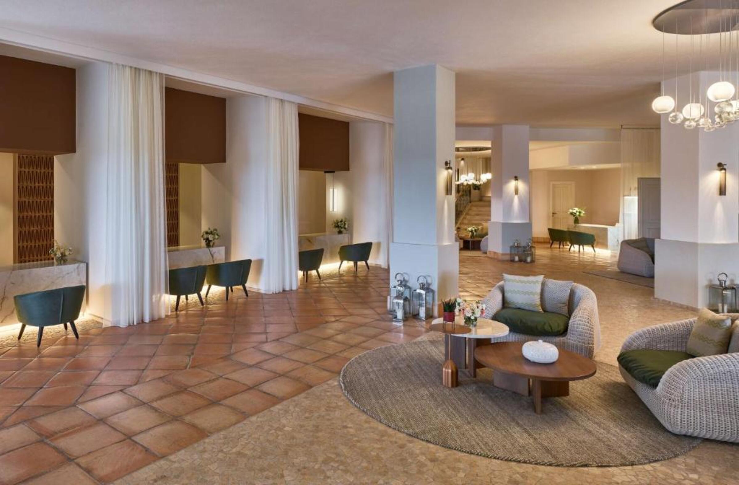 Lobby met receptie — Hotel Village