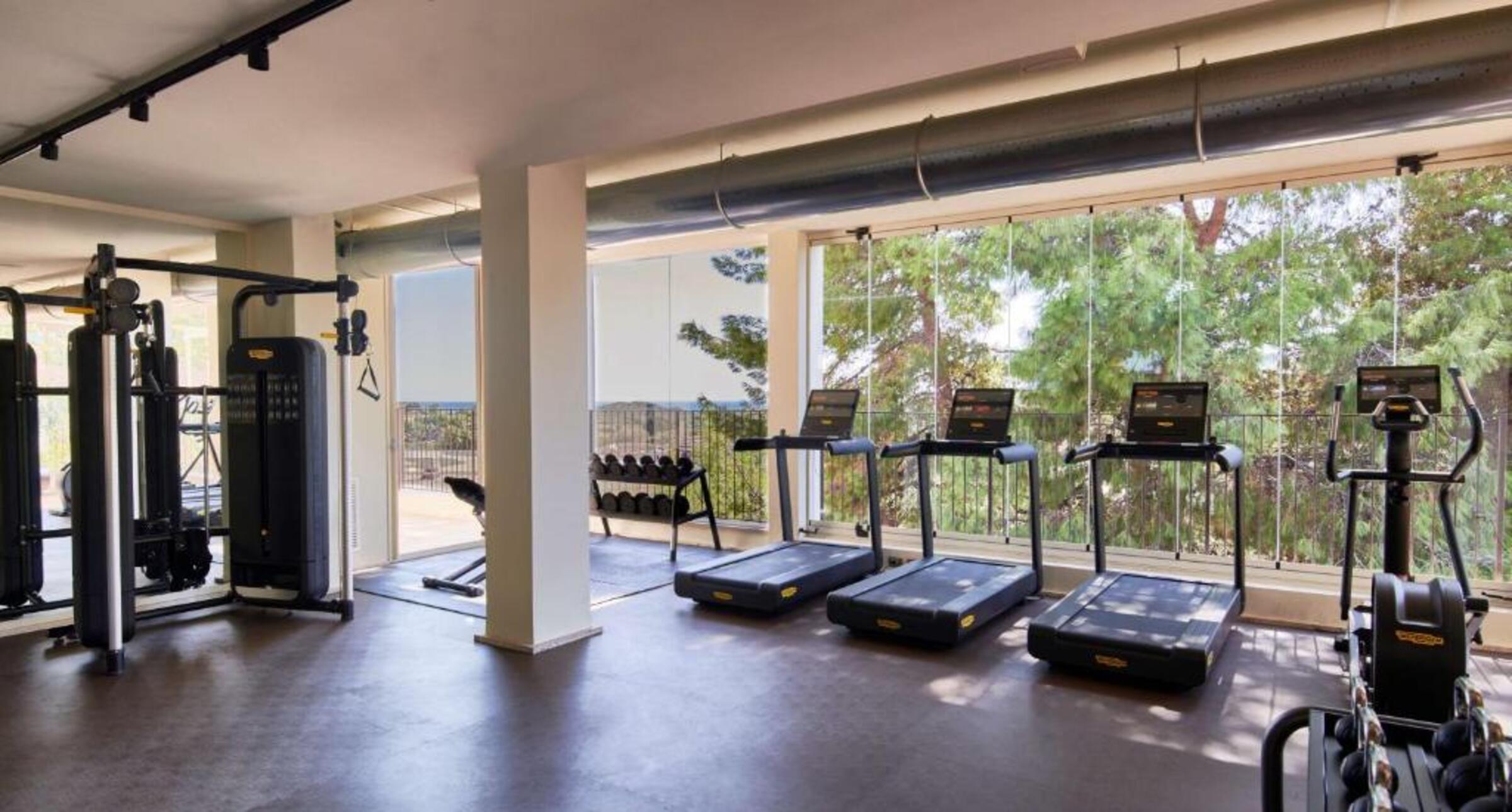 Fitnessruimte met cardio-apparaten — Hotel Village