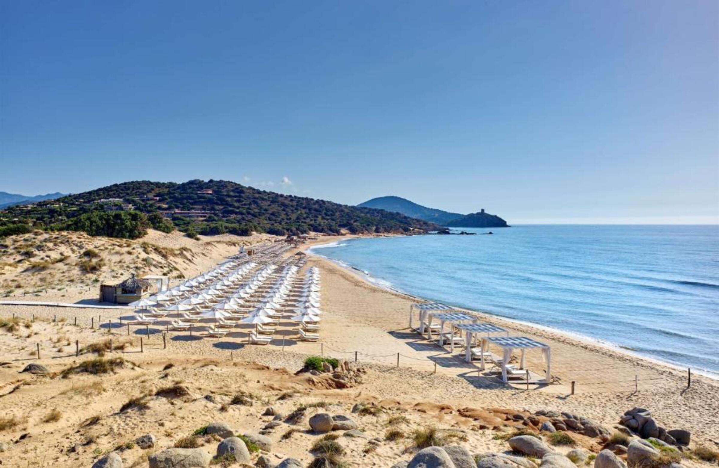 Privéstrand met parasols — Hotel Village