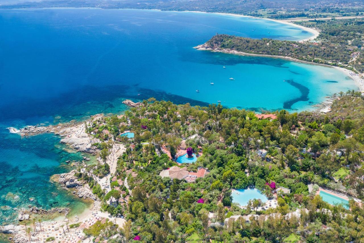 Een luchtfoto van het eiland van de aposteleilanden. bij Arbatax Park Resort - Dune by Falkensteiner in Àrbatax