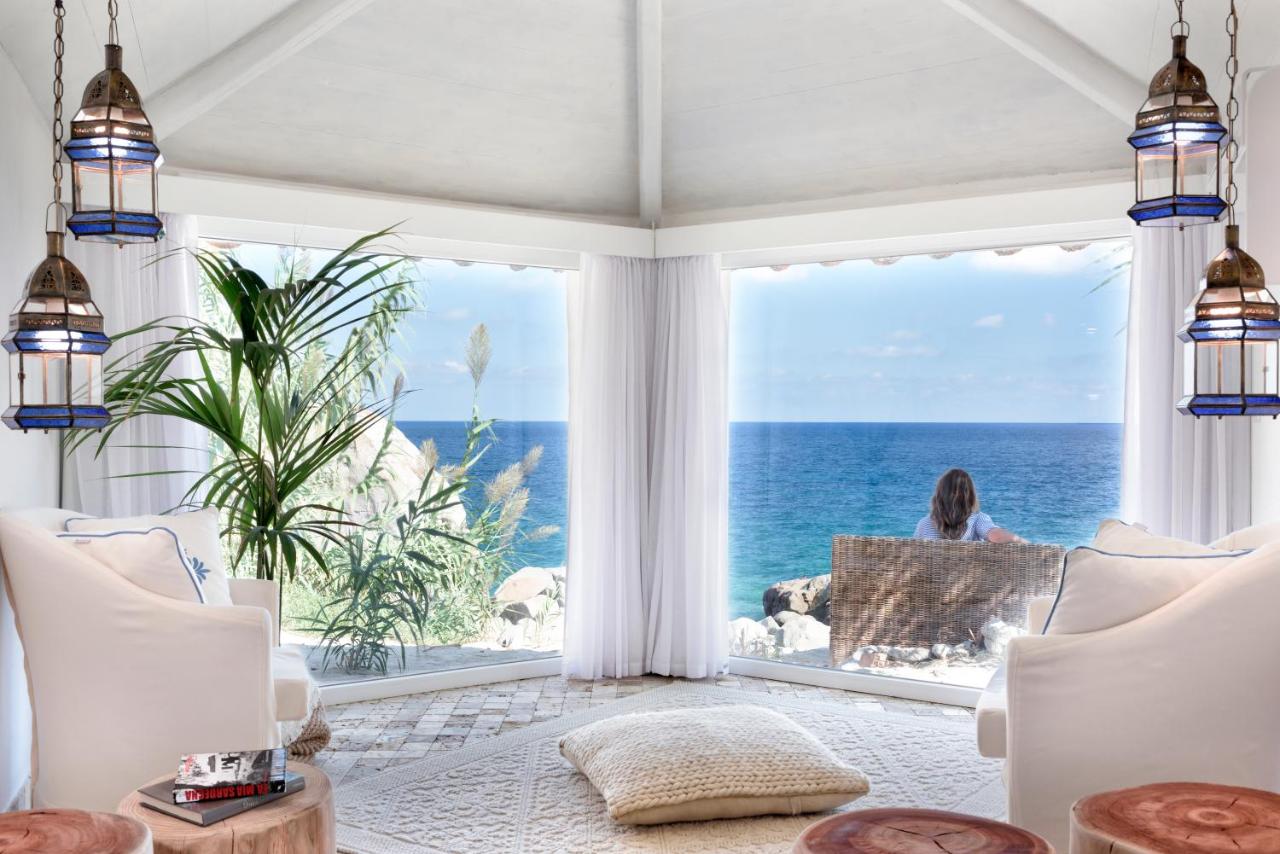 een woonkamer met uitzicht op de oceaan bij Arbatax Park Resort - Dune by Falkensteiner in Àrbatax