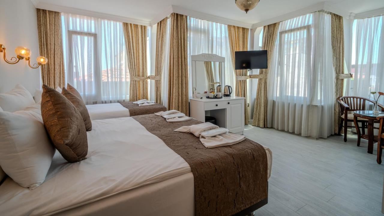 een hotelkamer met een groot bed en handdoeken erop. bij Sultanahmet Cesme Hotel in Istanbul