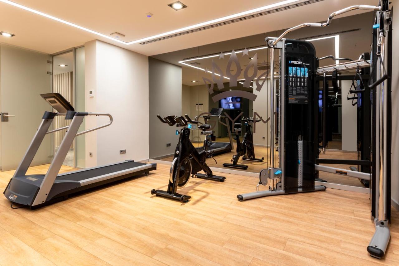 een sportschool met loopbanden en crosstrainers bij Czar Lisbon Hotel in Lissabon