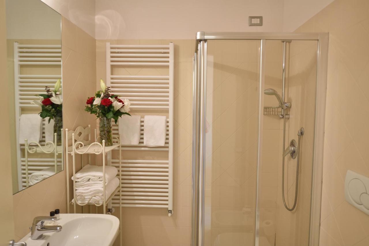een badkamer met een douche en een wastafel bij Residenza Fiorentina in Florence