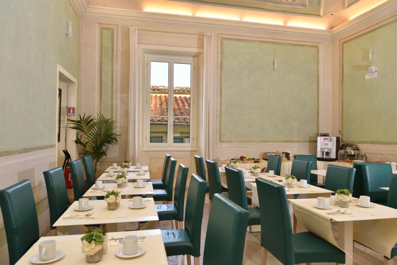een restaurant met tafels en stoelen en een raam bij Residenza Fiorentina in Florence