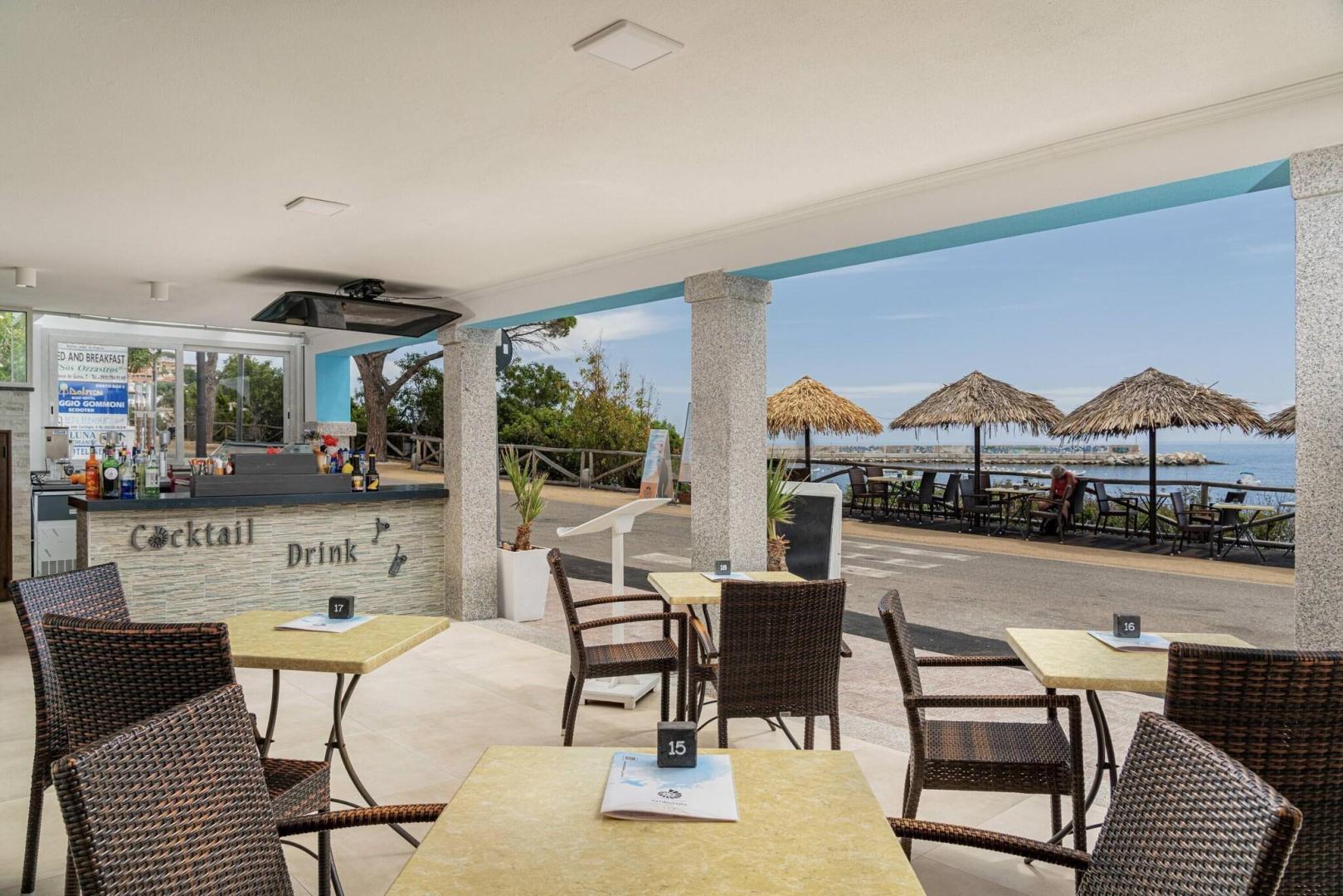 Privéstrand met parasols — La Conchiglia