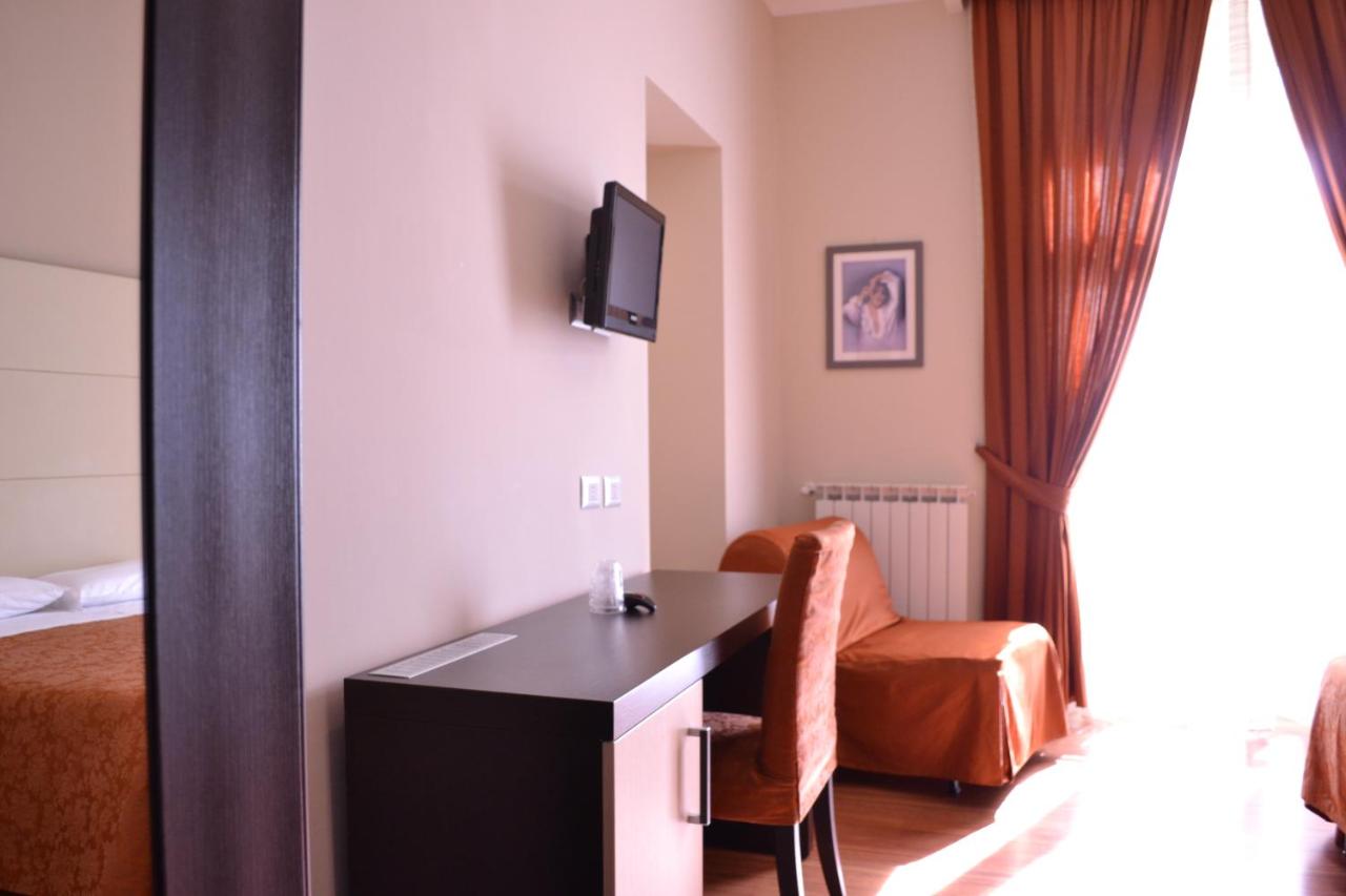 een hotelkamer met een bureau en een bed bij Hotel Nautilus in Rome