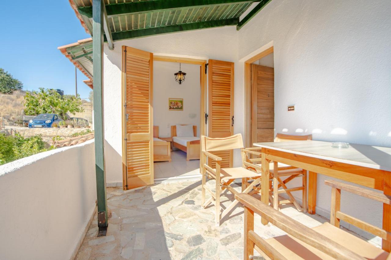 een eetkamer met een tafel en stoelen op een balkon bij Athina Villas in Istron