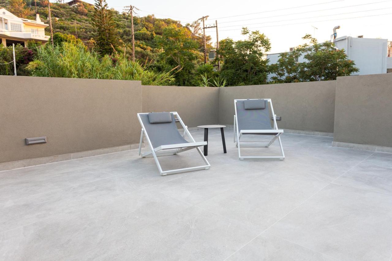 Twee stoelen en een tafel op een terras. bij Twins Apartments in Plataniás
