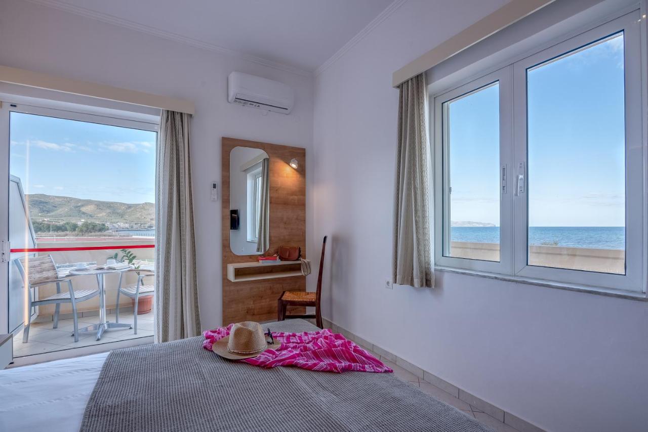 een slaapkamer met een bed waarop een hoed ligt bij Galini Beach Hotel in Kissamos