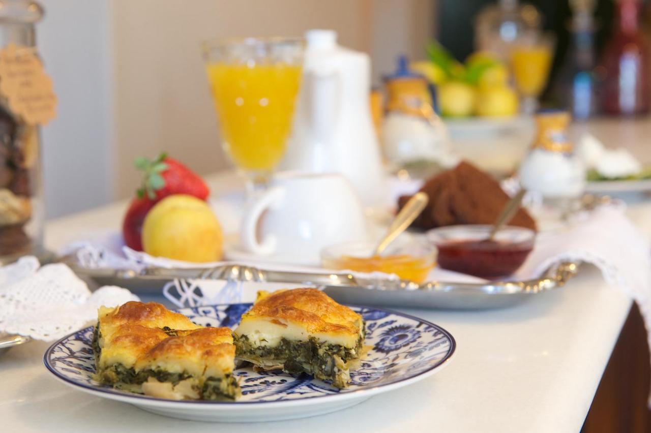 een tafel met twee borden eten erop bij Agnantia Bed & Breakfast in Fiskardho