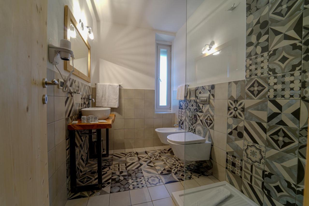 een badkamer met een toilet en een wastafel bij GH Hotel Monzoni in Pozza di Fassa