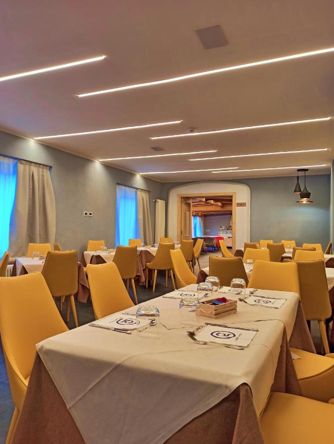 een vergaderzaal met tafels en gele stoelen bij GH Hotel Monzoni in Pozza di Fassa