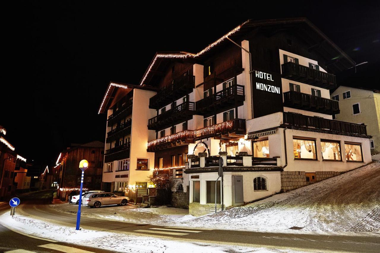 een gebouw in een met sneeuw bedekte straat 's nachts bij GH Hotel Monzoni in Pozza di Fassa