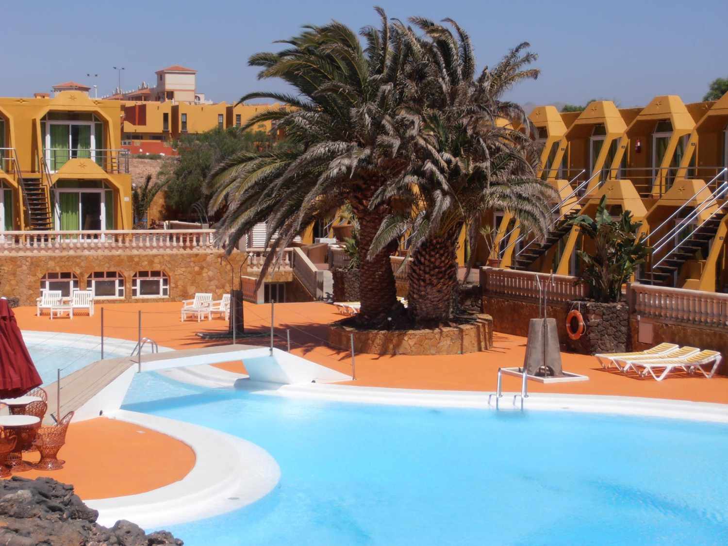 Apartamentos La Pirámide.